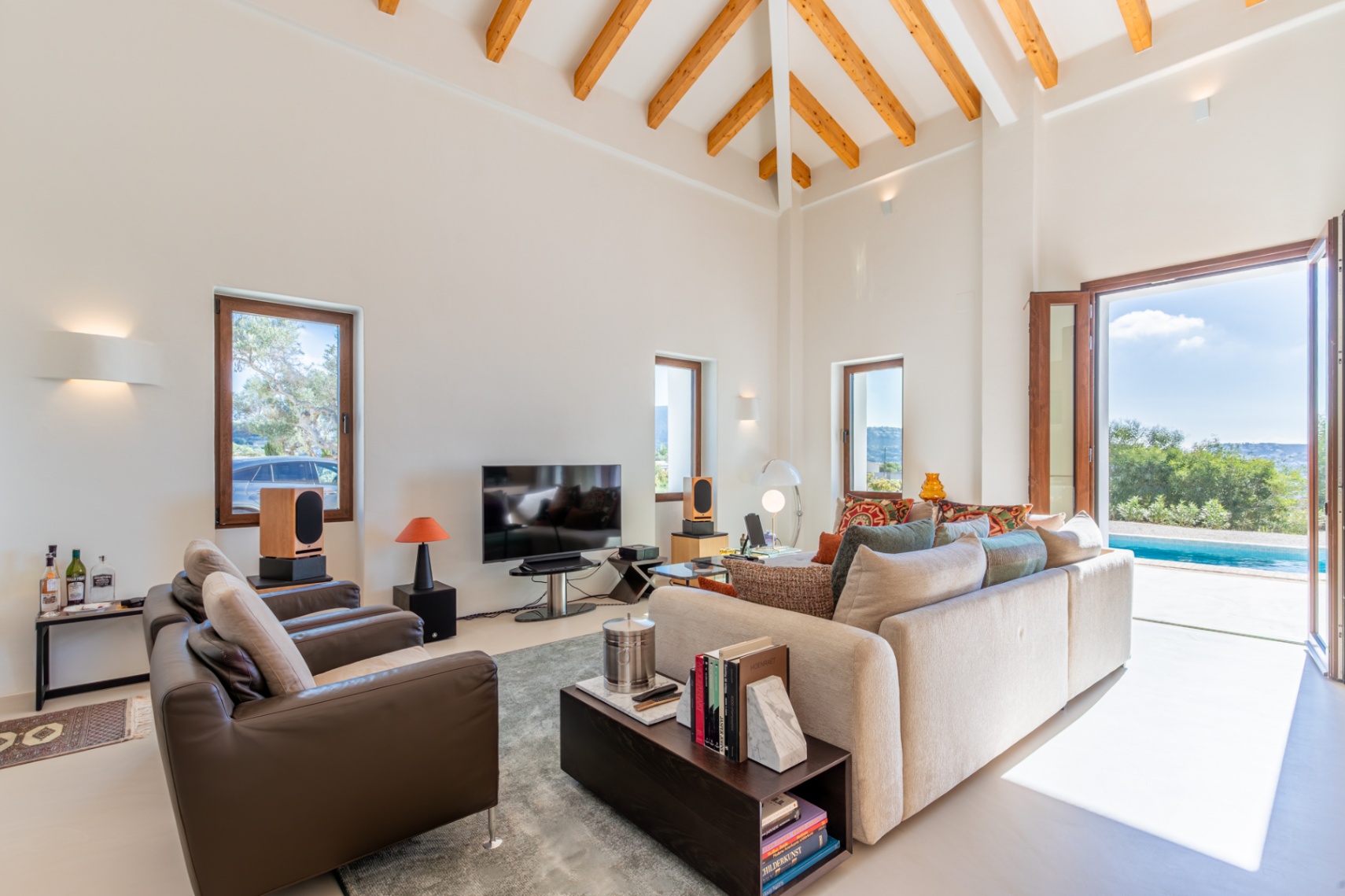 Salon avec accès à la piscine