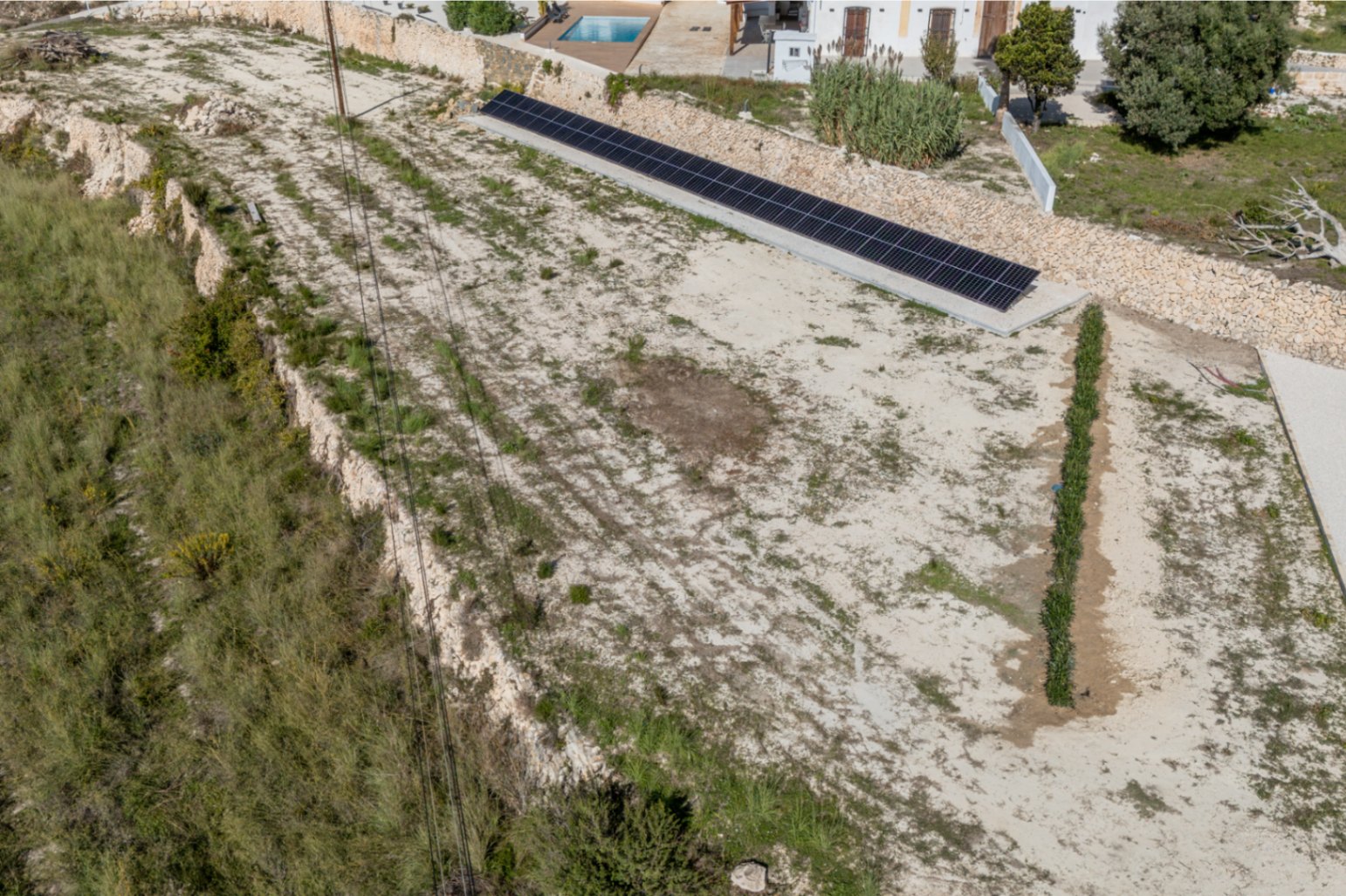 Terrain avec panneaux solaires