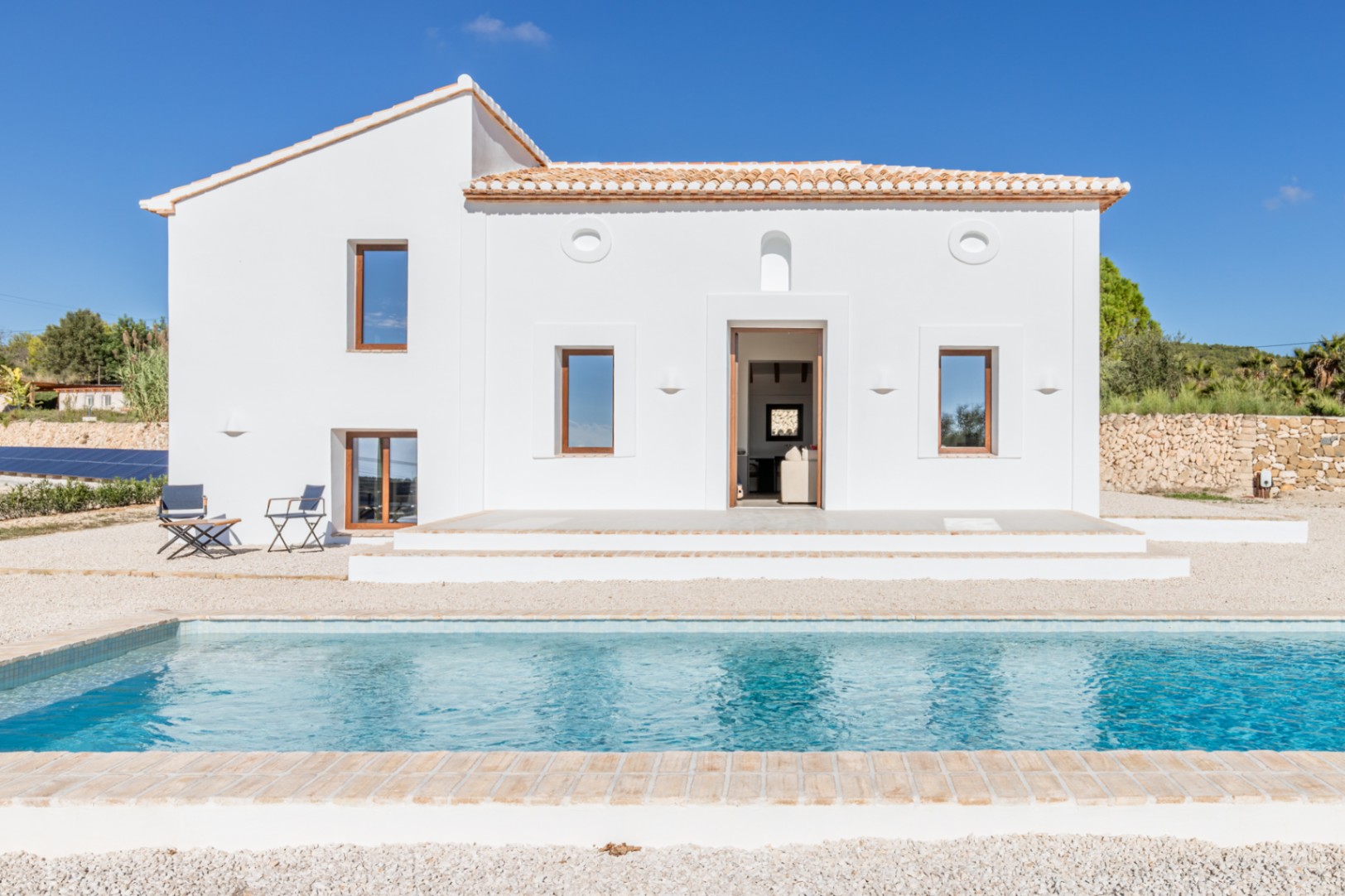 Façade extérieure et piscine