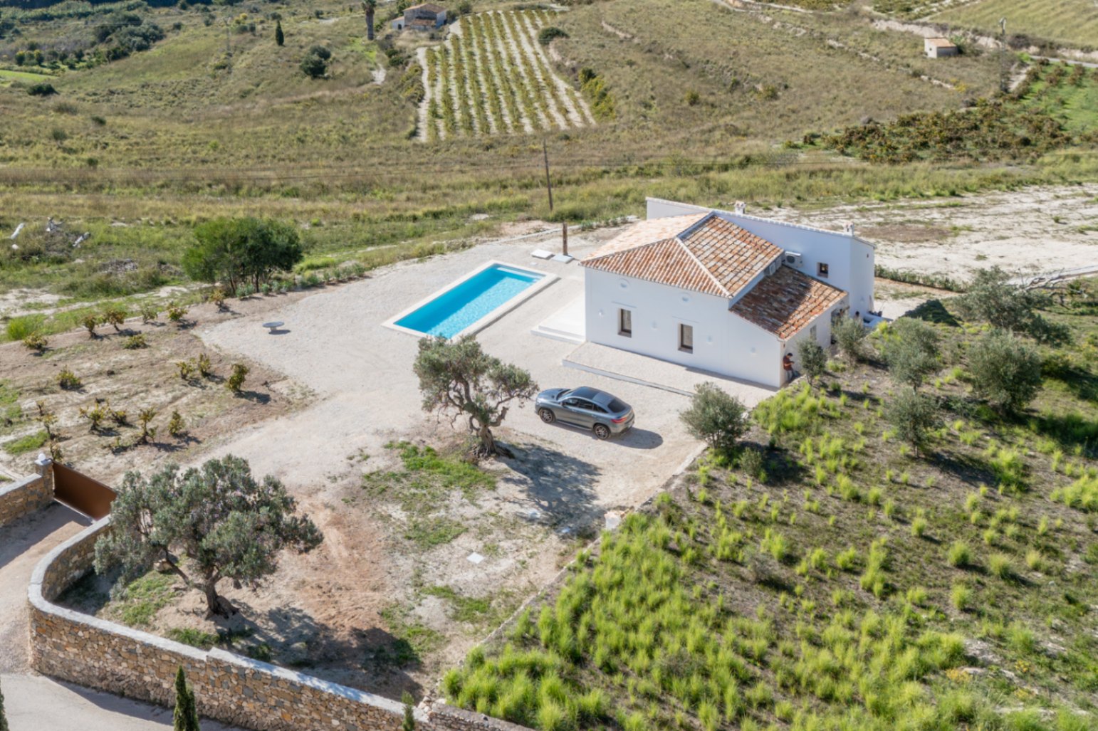Vue aérienne de la maison et piscine