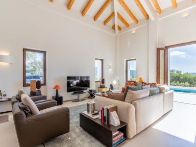 Salon avec accès à la piscine