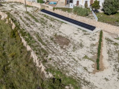 Terrain avec panneaux solaires