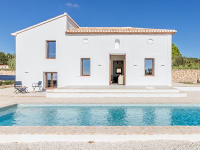 Façade extérieure et piscine