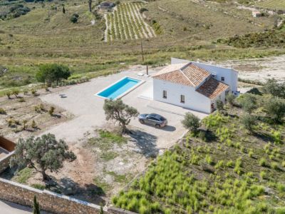 Vue aérienne de la maison et piscine