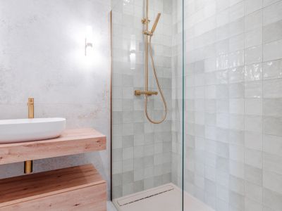 Salle de bains avec douche