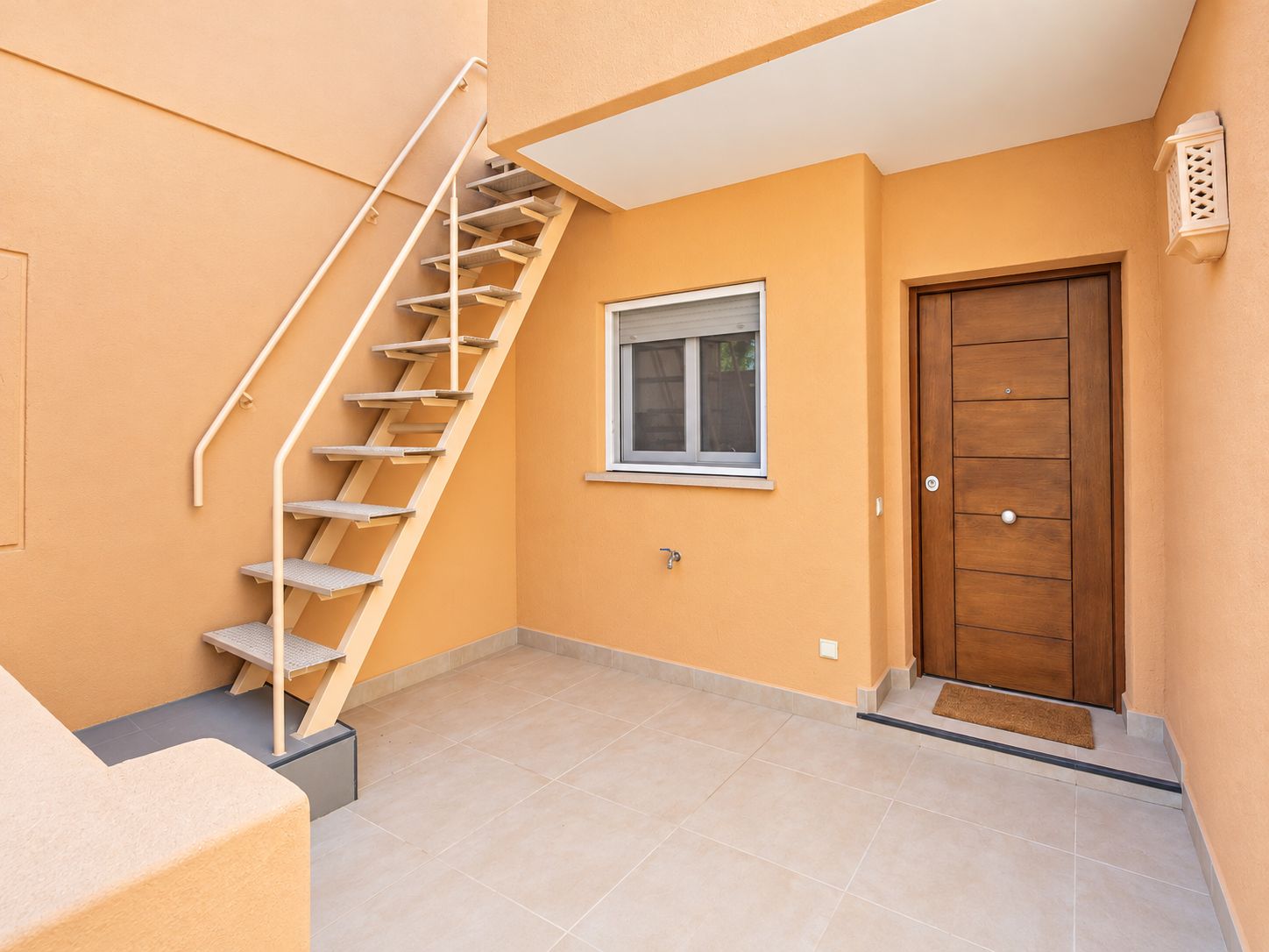 Entrée avec escalier extérieur