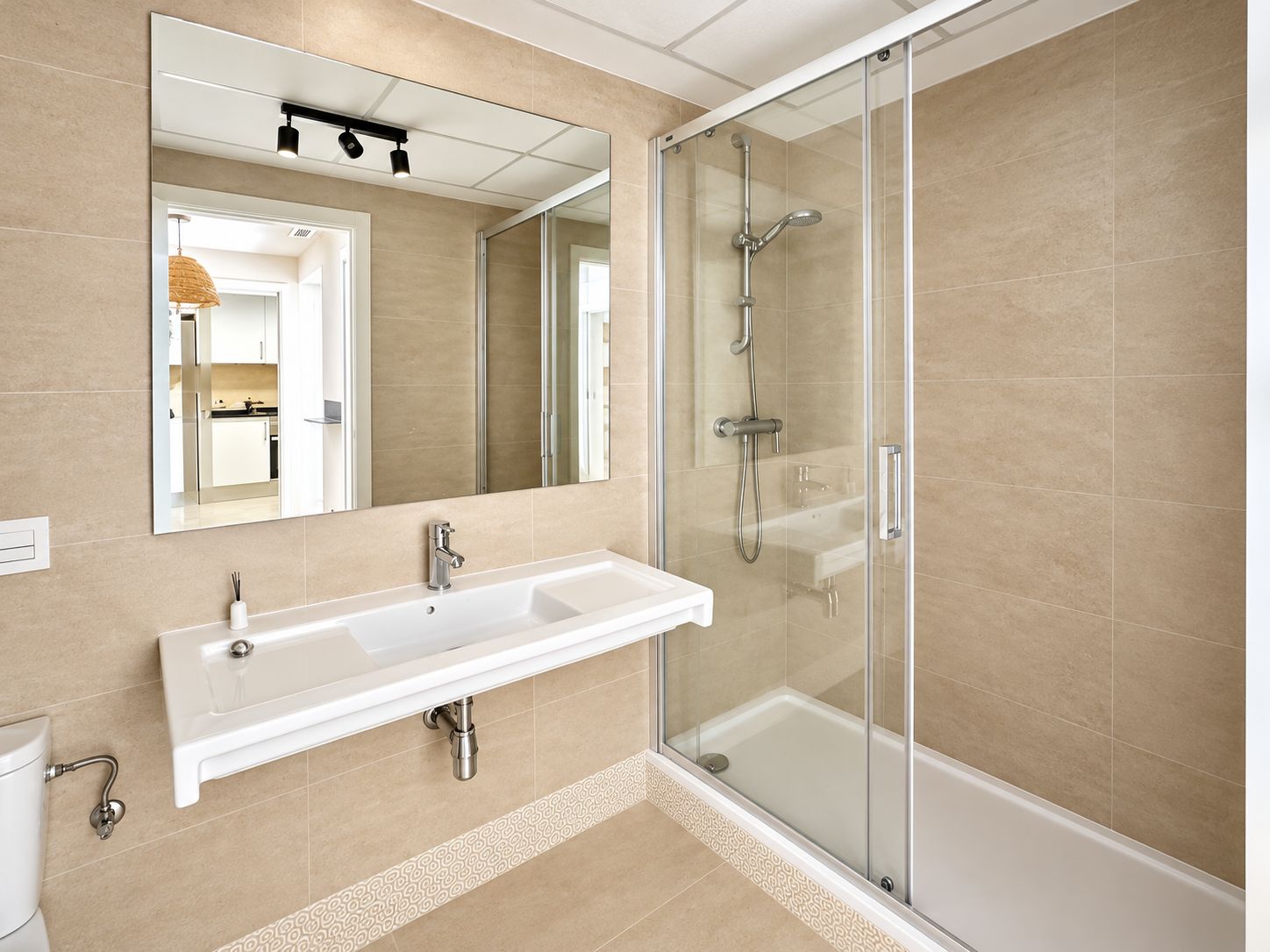 Salle de bains avec douche