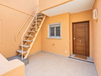 Entrée avec escalier extérieur
