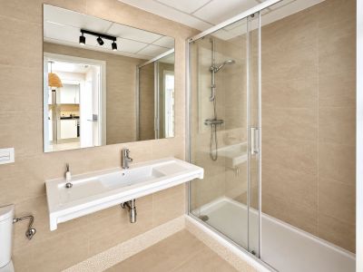 Salle de bains avec douche