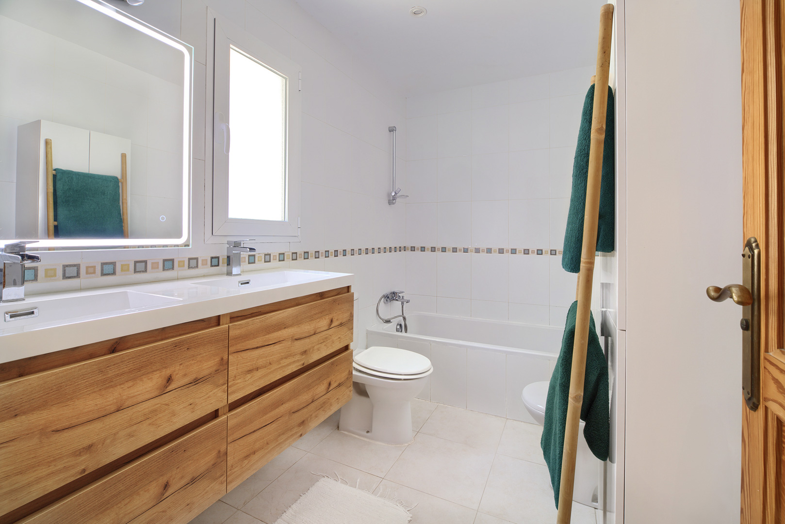 Salle de bains avec baignoire