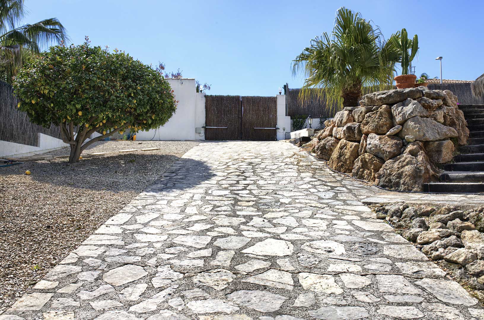 Allée d'accès et portail