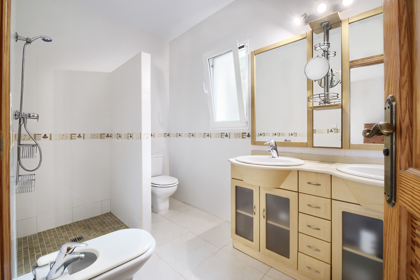 Salle de bains avec douche
