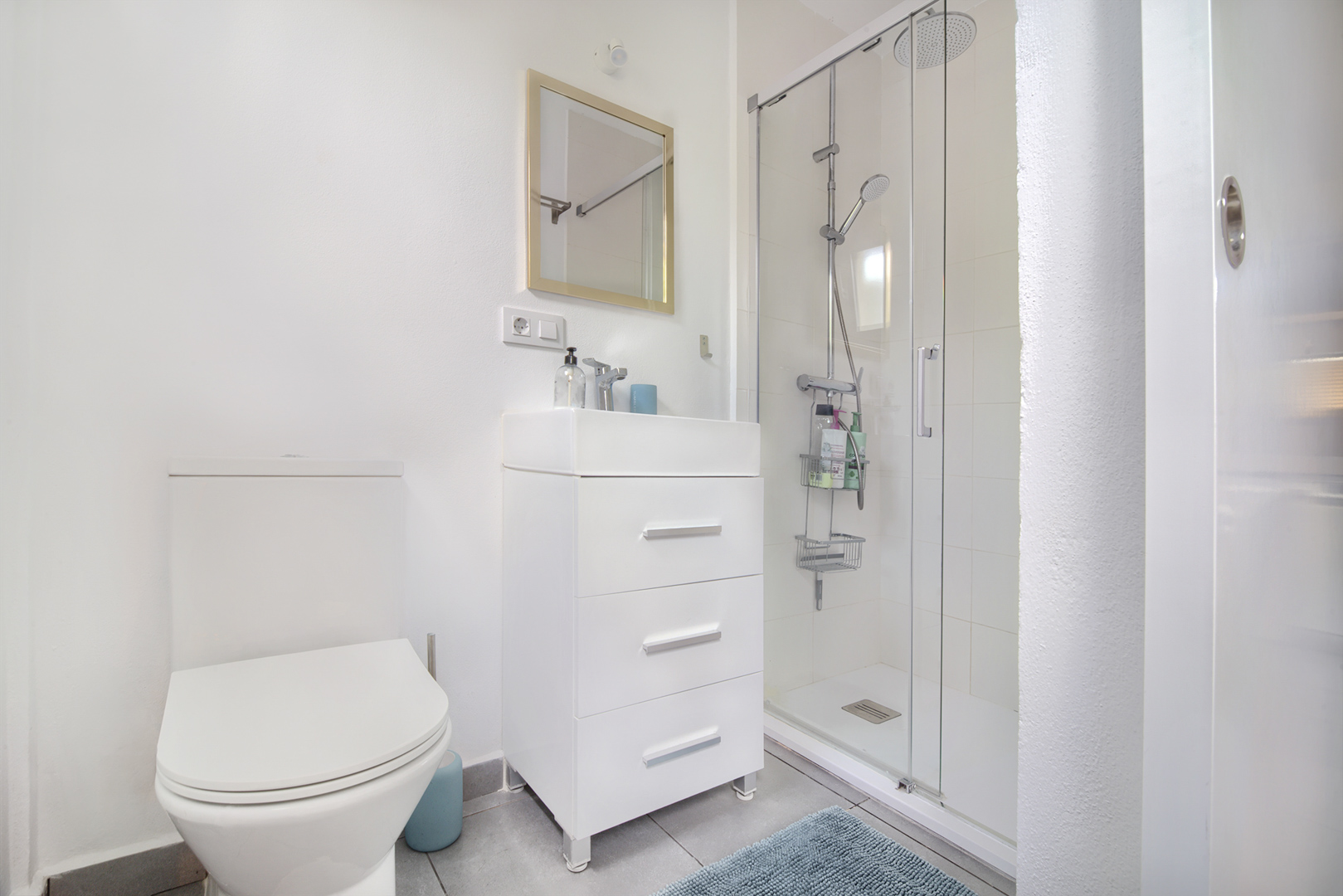 Salle de bains avec douche