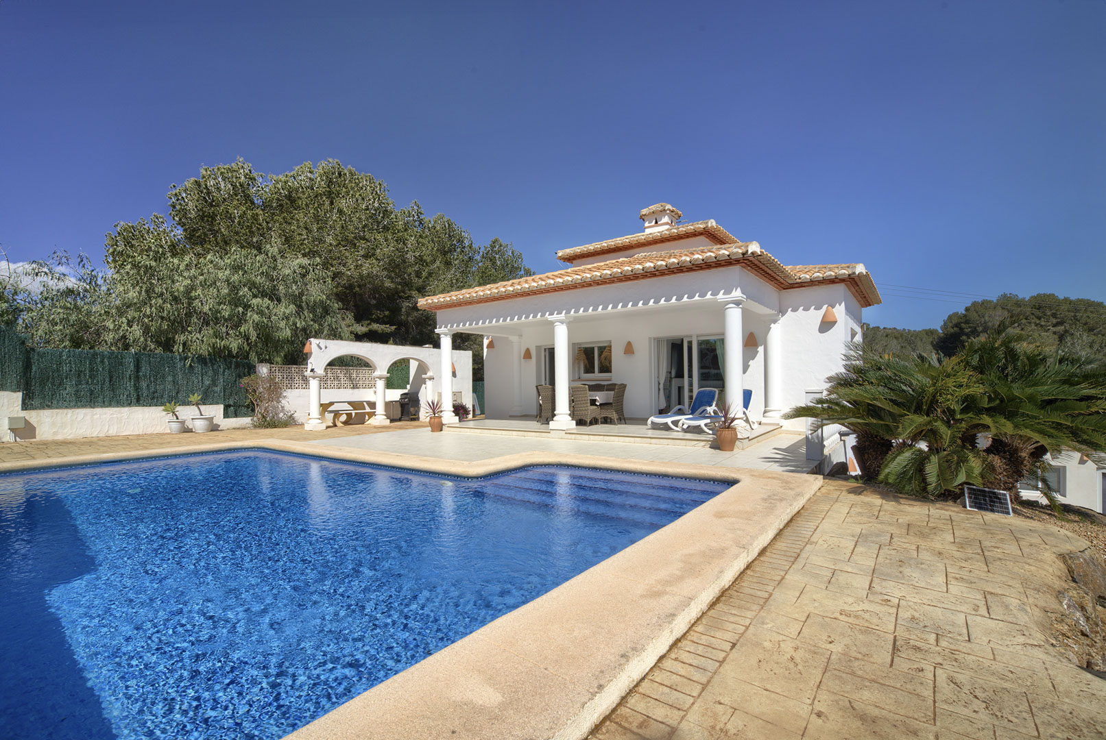 Piscine et terrasse couverte