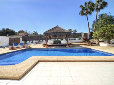 Piscine et pergola