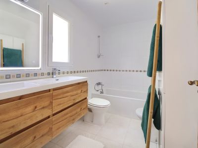 Salle de bains avec baignoire