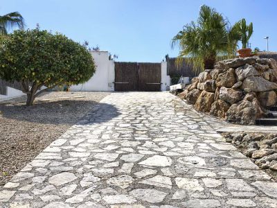 Allée d'accès et portail