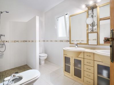 Salle de bains avec douche