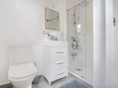 Salle de bains avec douche