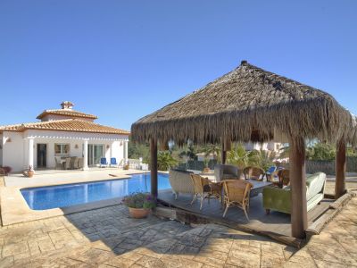 Piscine et pergola