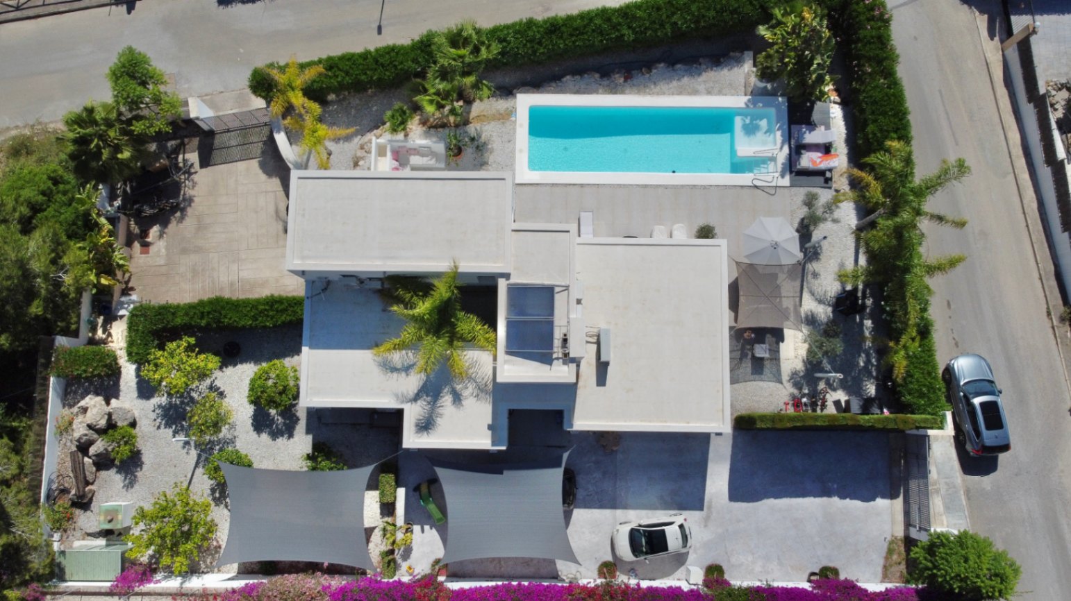 Vue aérienne de la villa et piscine