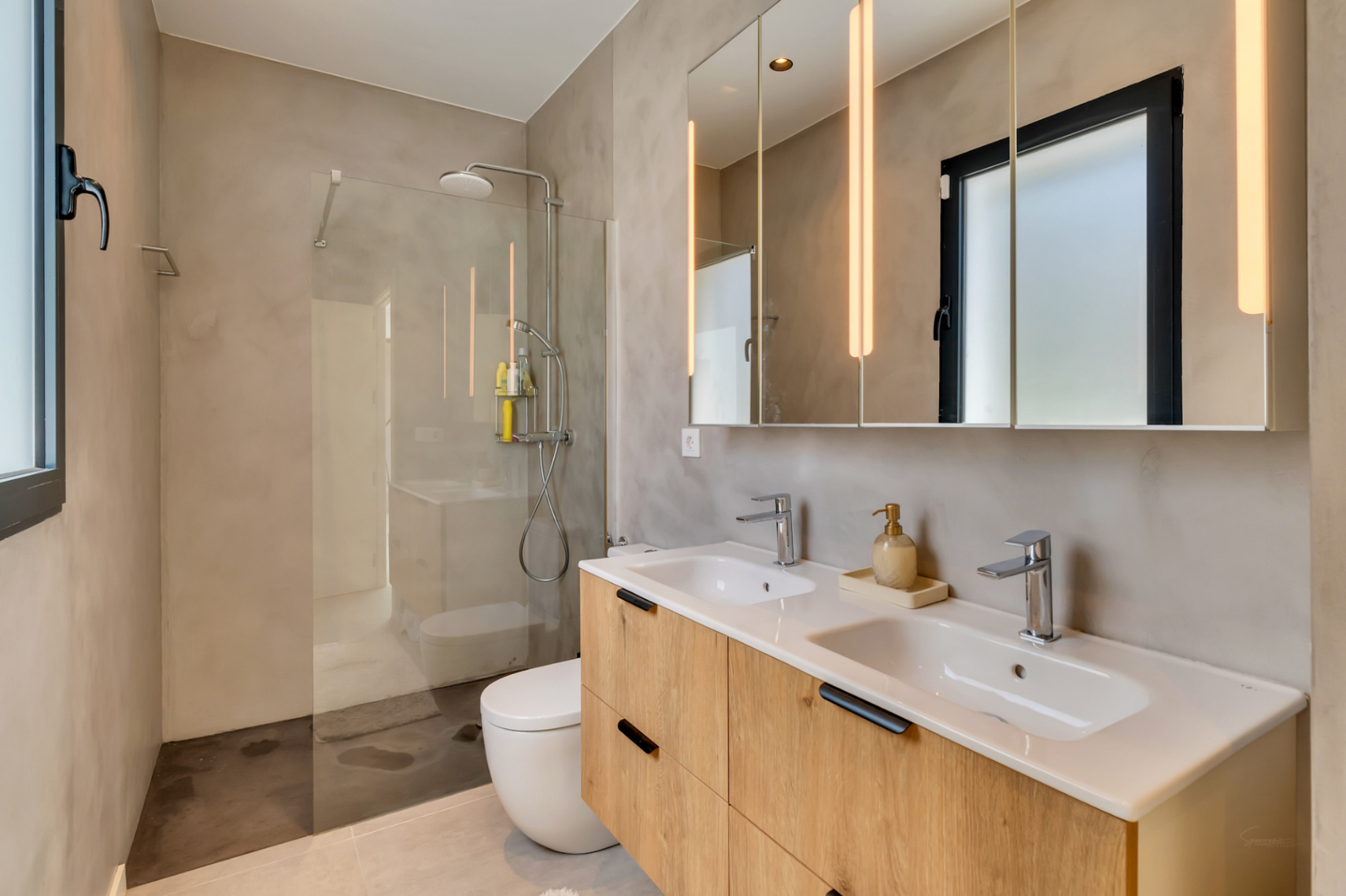 Salle de bains avec douche