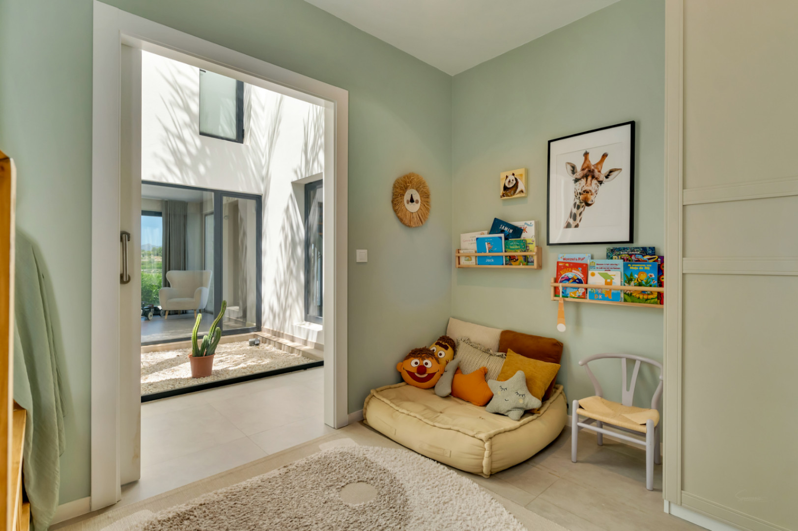 Chambre d'enfant avec patio