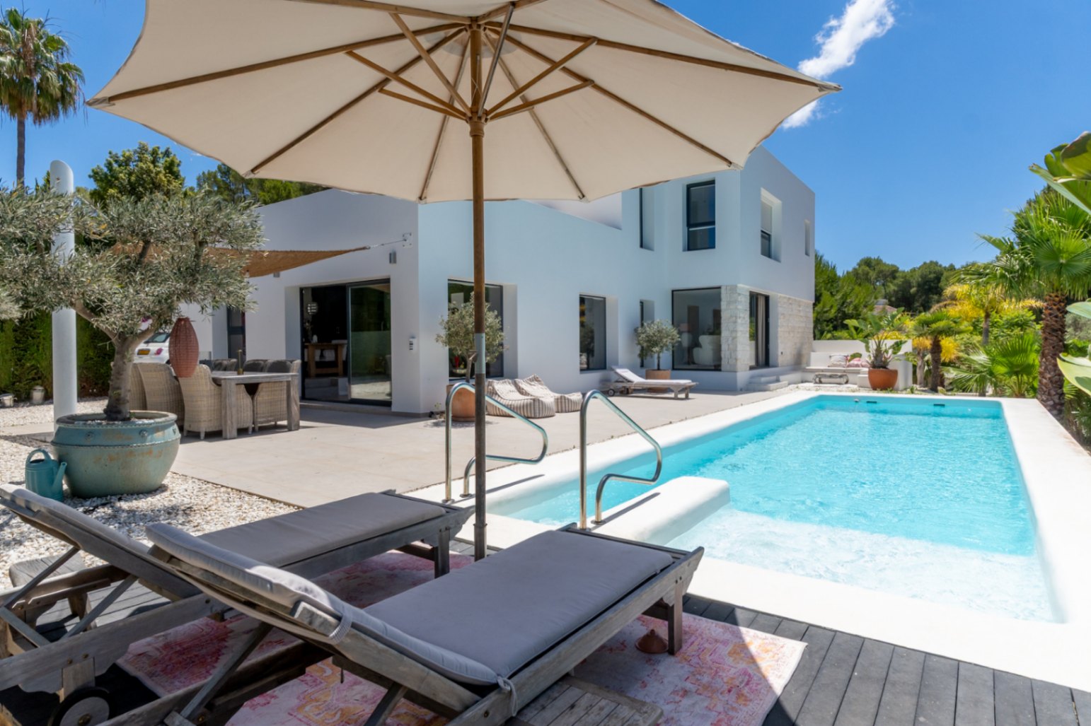 Piscine et terrasse extérieure