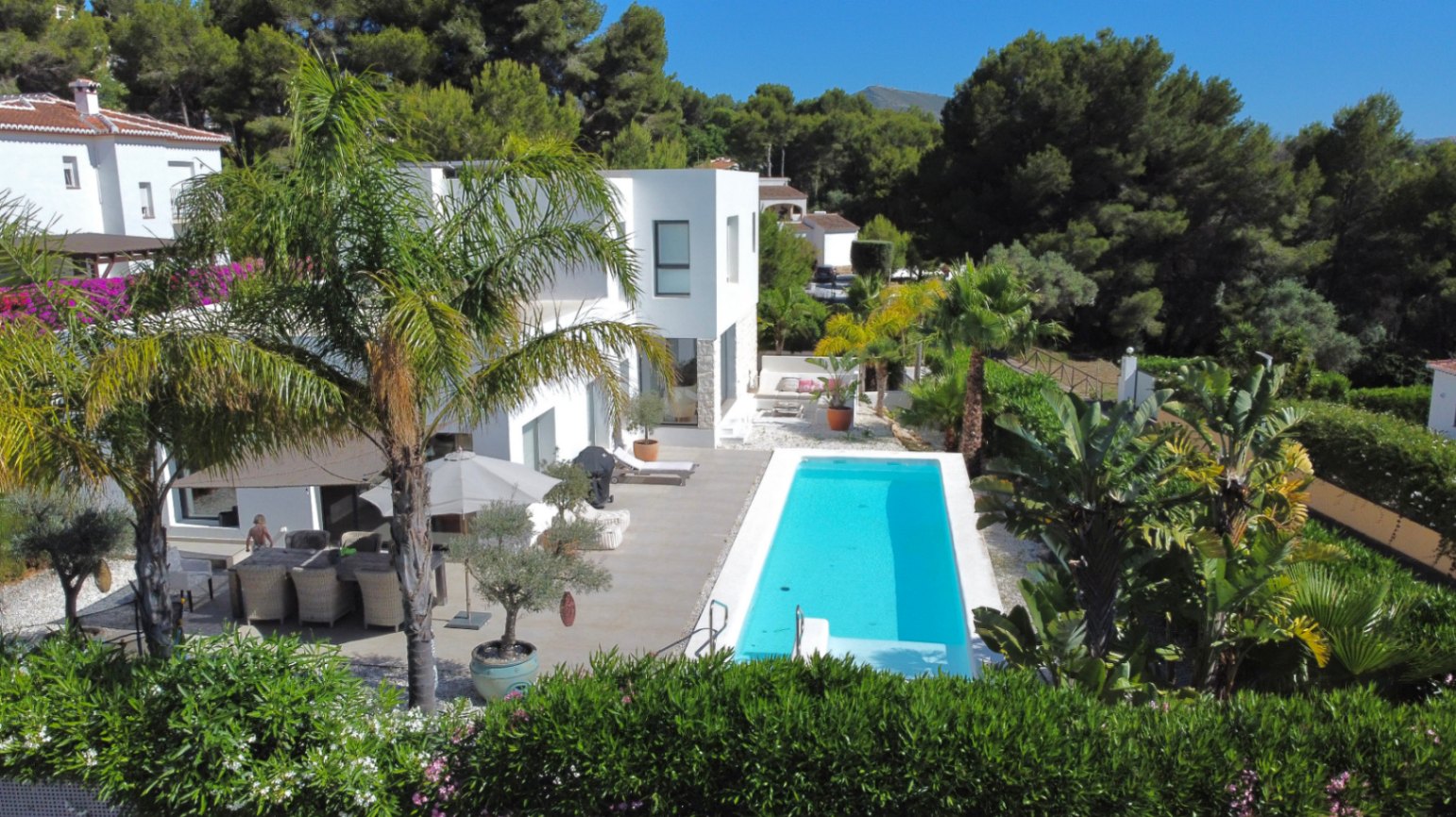 Extérieur avec terrasse et piscine