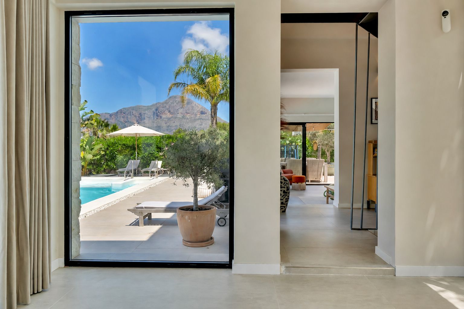 Intérieur avec vue sur la montagne