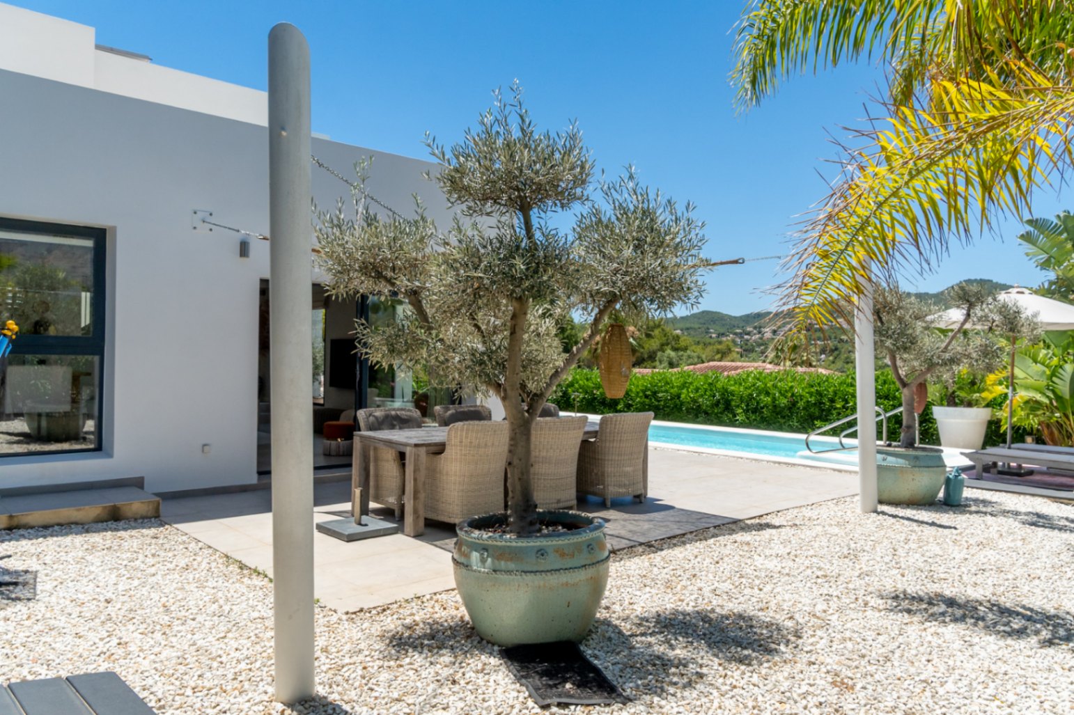 Terrasse extérieure et piscine