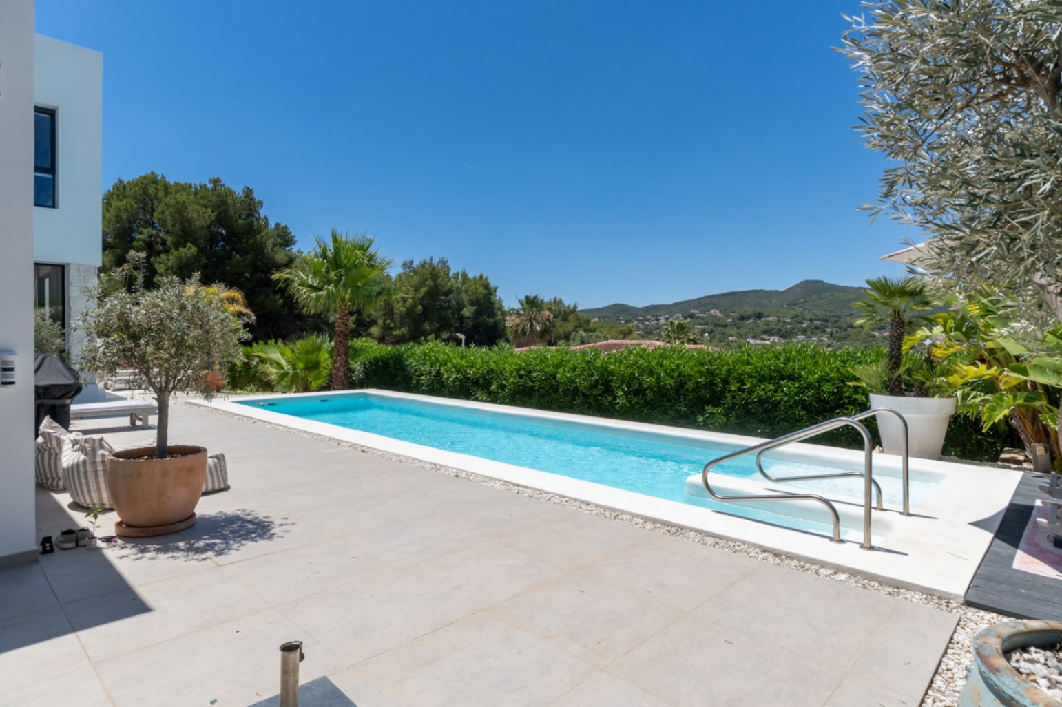 Piscine et terrasse