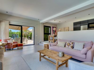 Salon avec accès à la terrasse