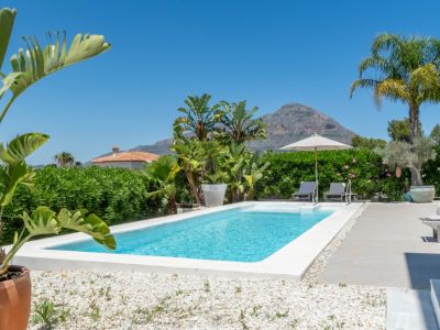 Piscine avec vue sur la montagne