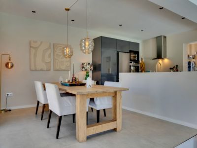 Salle à manger et cuisine ouverte