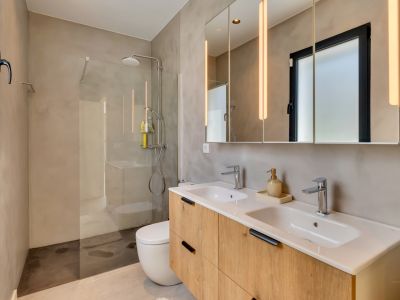 Salle de bains avec douche