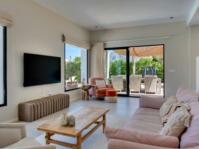 Salon avec accès à la terrasse