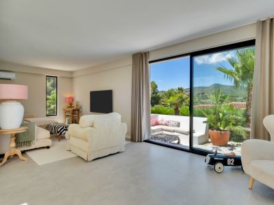 Salon avec accès à la terrasse