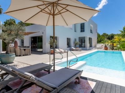 Piscine et terrasse extérieure