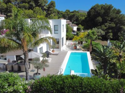 Extérieur avec terrasse et piscine