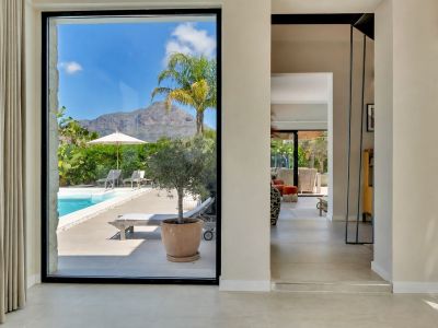Intérieur avec vue sur la montagne