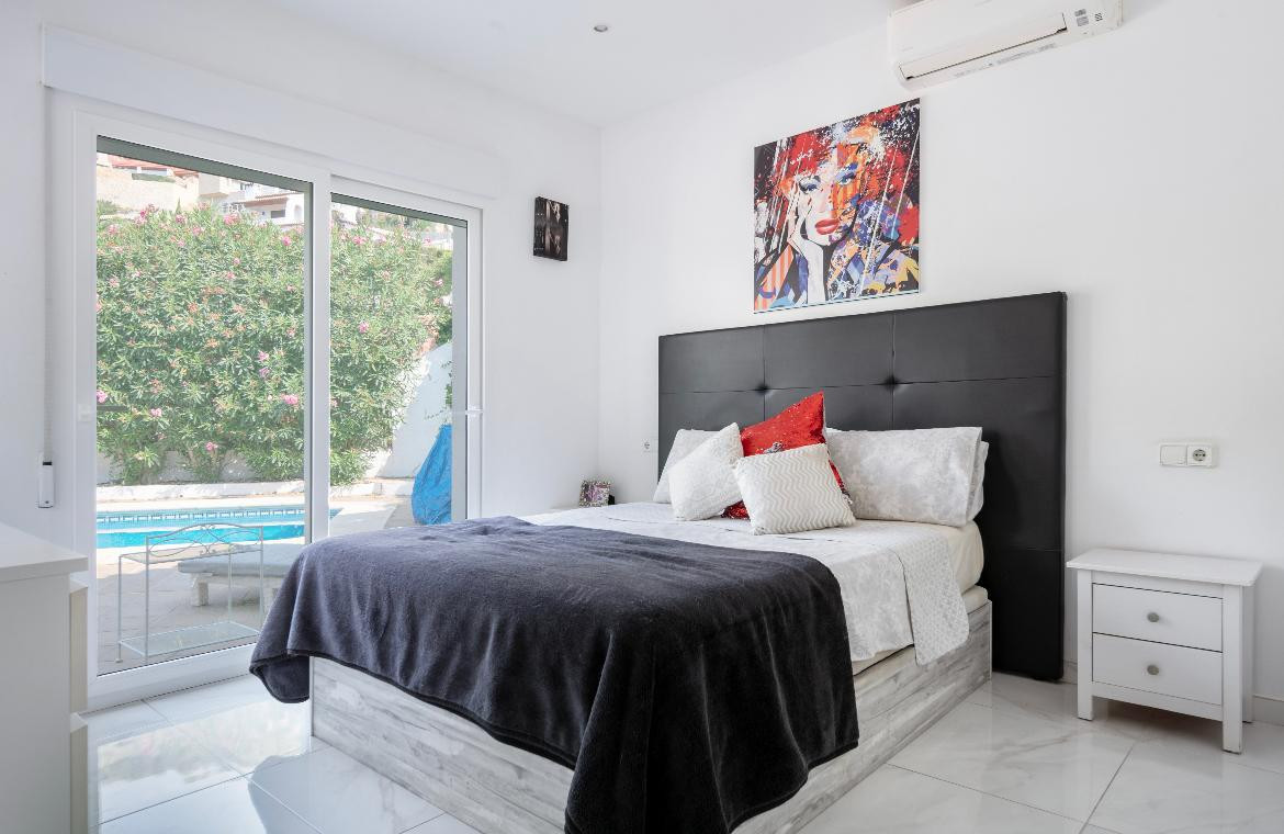 Chambre avec accès à la piscine