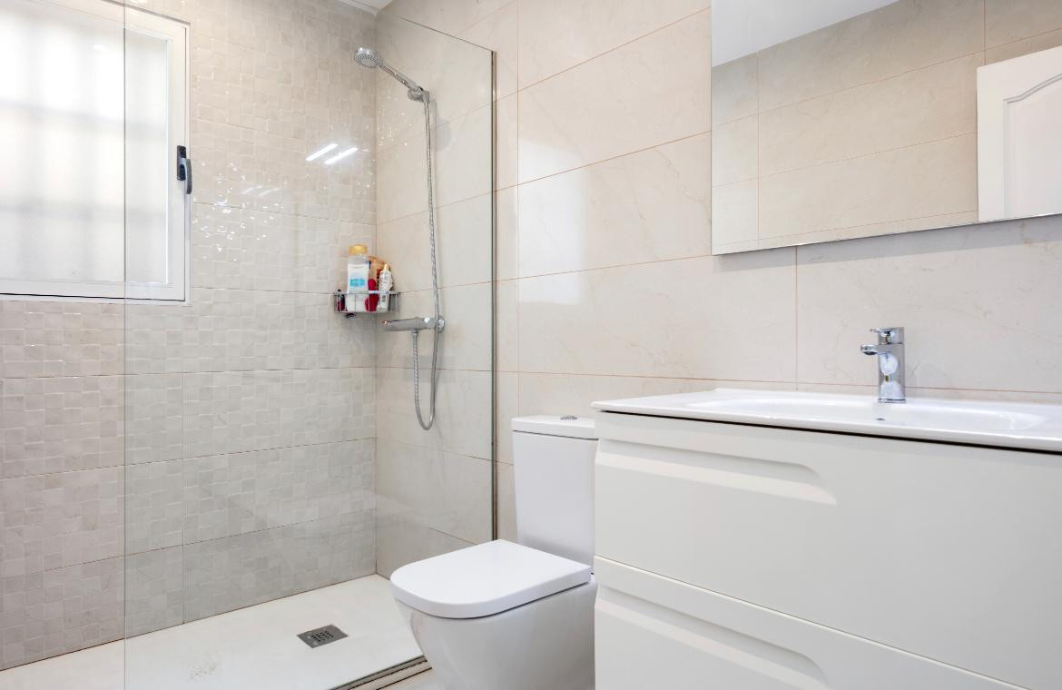 Salle de bains avec douche