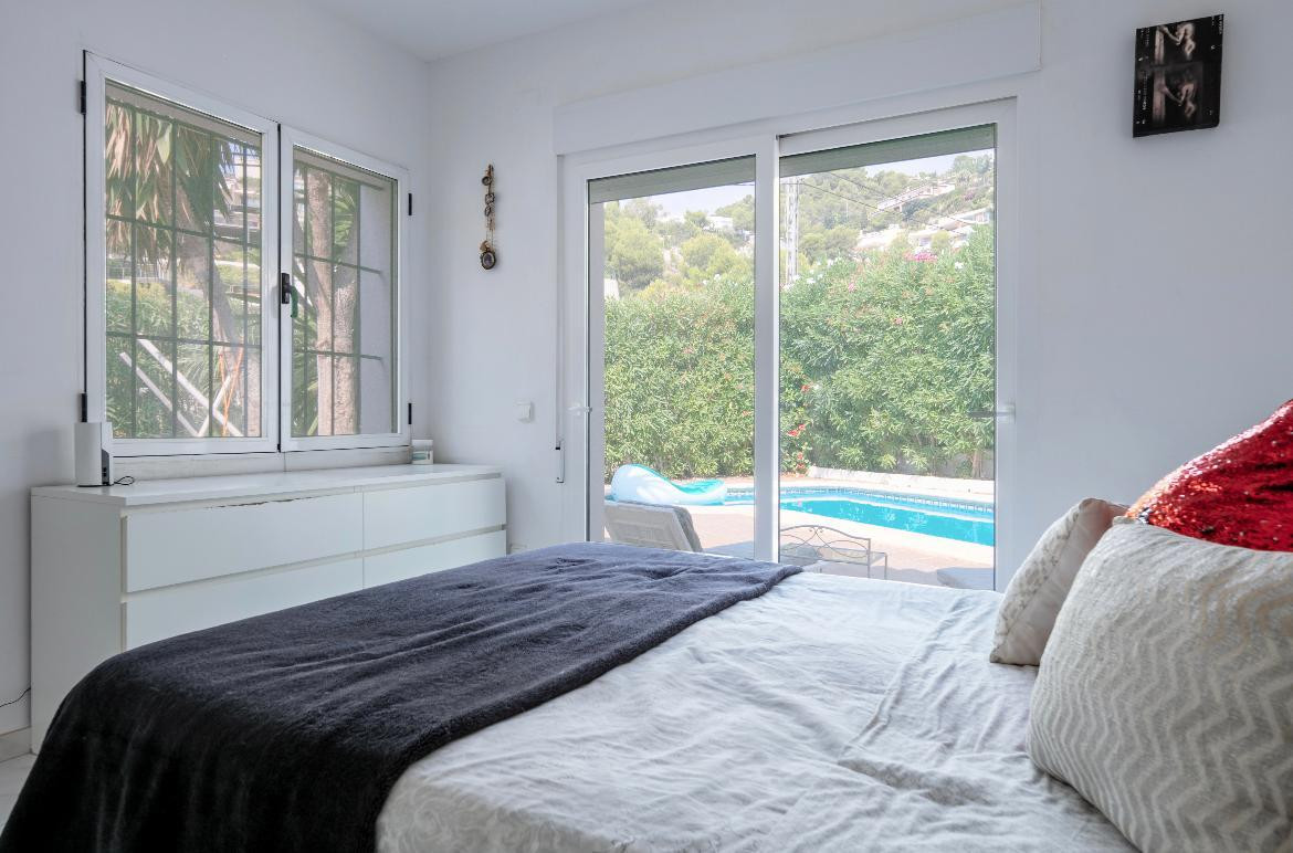 Chambre avec accès à la piscine