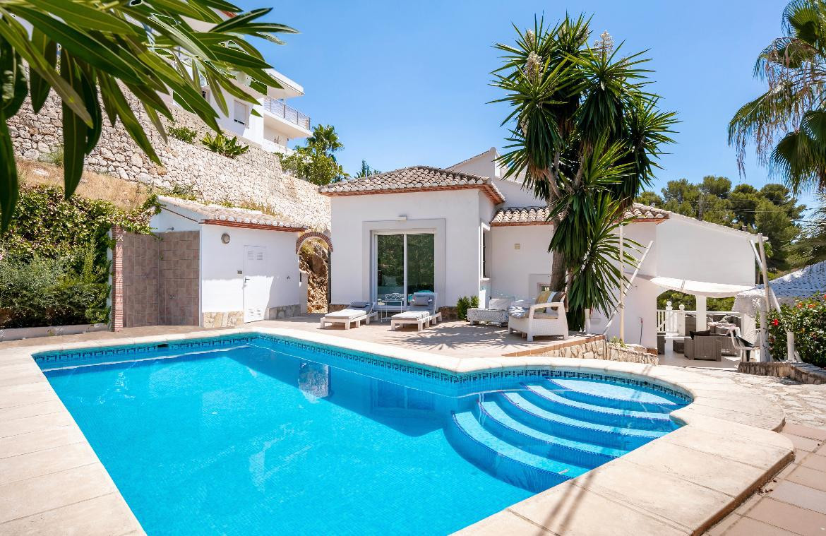 Piscine et terrasse