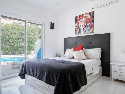 Chambre avec accès à la piscine