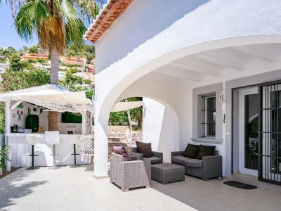 Terrasse couverte et bar extérieur