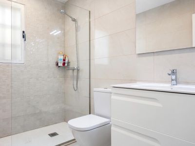 Salle de bains avec douche
