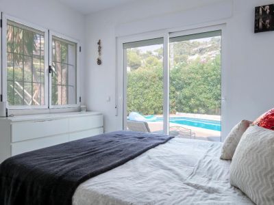 Chambre avec accès à la piscine