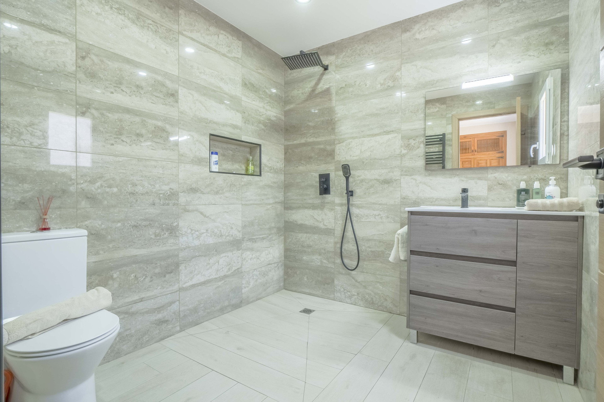 Salle de bains avec douche
